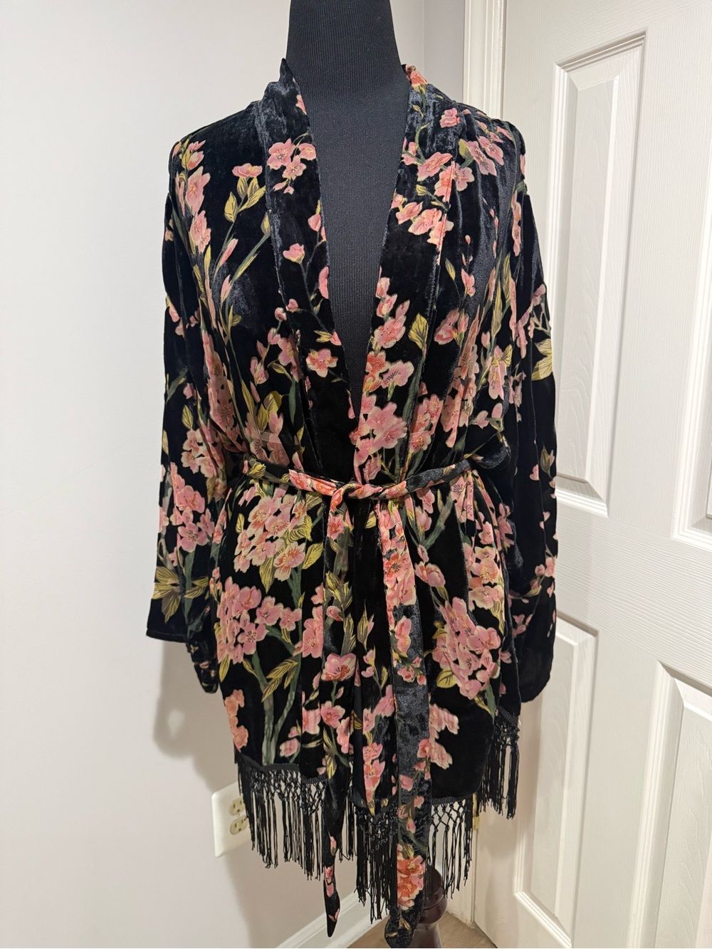 Lucy Paris Black Velvet Floral burnout Kimono Robe with Pink Flowers Sz Large - Picture 3 of 13